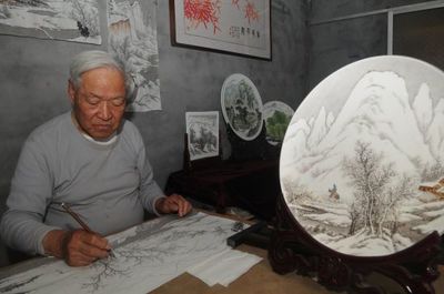 匠心绘瓷盘，八旬老人荣膺山东省特级陶瓷艺术大师